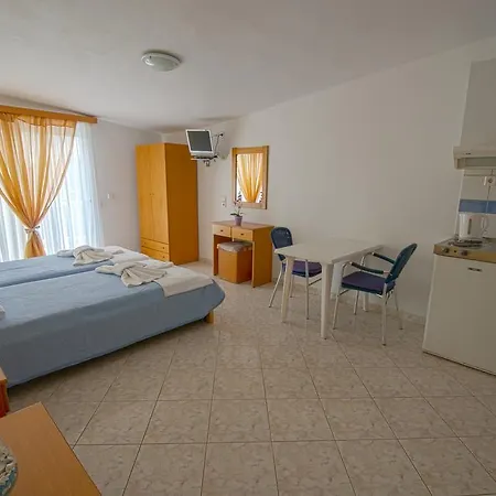 Maria - Renovating Brand New For 2026 מלון דירות